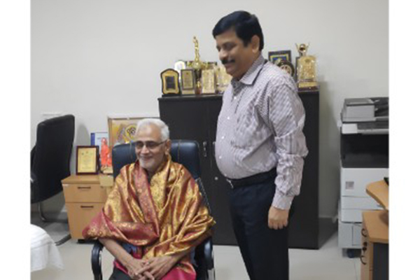 Principal Dr. Srinivas Rao honouring Sri MAR Ansari, Retd., Chief Engineer, Visakhapatnam Port and member of AU65EAA dated 28-03-2019